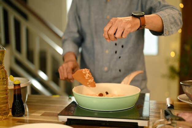 Kucharz przygotowujący danie