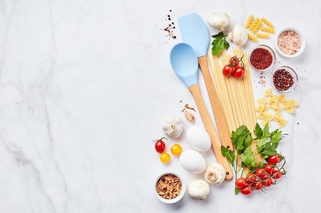 Zestaw świeżych składników i przybory kuchenne